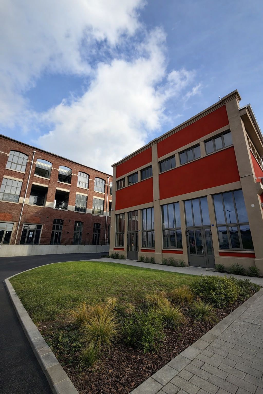 Façade brique du programme commercial à Roubaix.